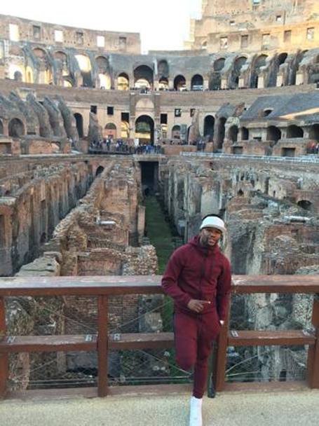 Blitz italiano di Floyd Mayweather che gioved ha fatto sosta a Roma, come mostra la foto postata sul suo account Twitter. E poi si  trasferito per lo shopping a Milano
